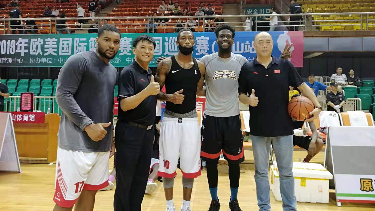 米兰(中国)体育总经理和中山体育中心主任周先生与NBA球员赛前合影.jpg